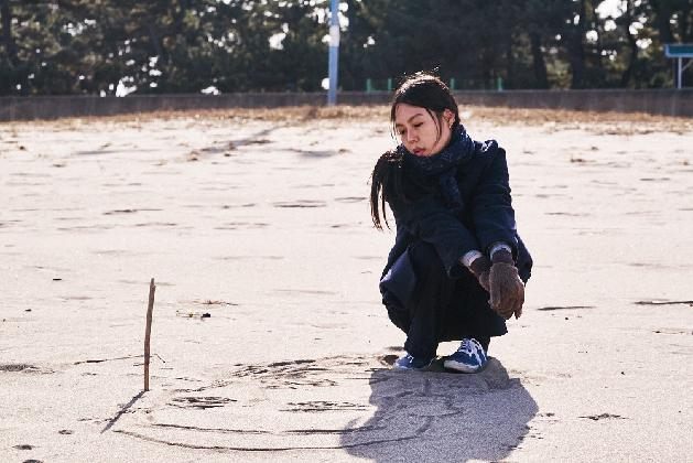 Hong Sang-soo, 〈On the Beach at Night Alone〉, 2017