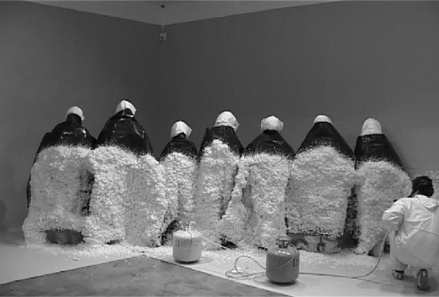 산티아고 시에라, <10명의 노동자 등에 뿌려진 폴리우레탄>, 2004, 작가 및 리슨 갤러리 제공, © 산티아고 시에라 