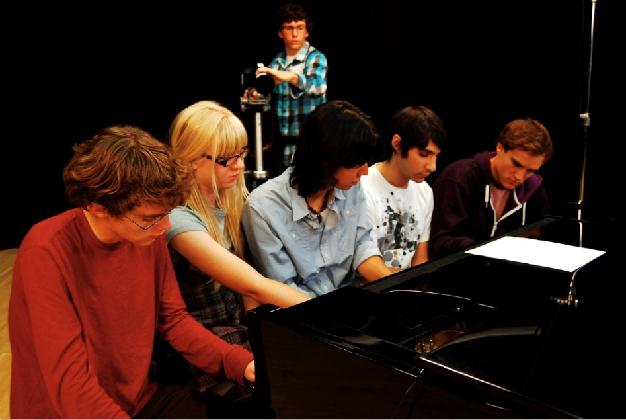 타나카 코키, <5명의 피아니스트들에 의해 동시에 연주되는 피아노(첫번째 시도)>, 2012, 작가 및 비타민 크리에이티브 스페이스 제공, © 타나카 코키 