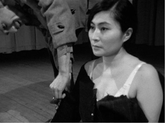 ONO Yoko, 〈Cut Piece〉, 1965, Courtesy of the artist, © ONO Yoko