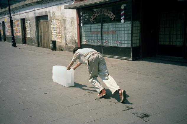 Francis ALŸS, 〈Paradox of PraxisⅠ: Sometimes Making Something Leads to Nothing〉, 1997 