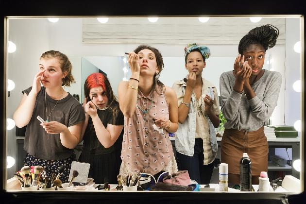로런 그린필드,<사진가의 다큐멘터리 ‘뷰티 컬처(Beauty CULTure)’중 양면 거울 앞에서 화장을 하는 고등학교 졸업반 학생들>,2011 © Lauren Greenfield