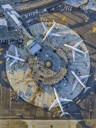 Jeffrey Milstein,〈Newark 8 Terminal B, Newark, NJ〉,2016 © Jeffrey Milstein