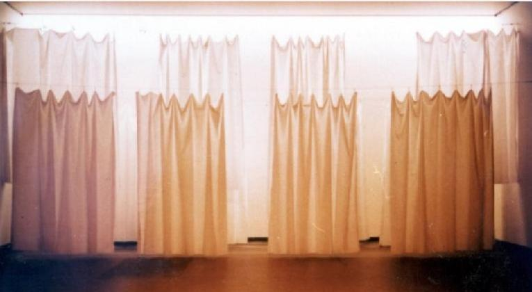 크리스티앙 볼탕스키, 〈정신대〉, 1997, 흰천, 와이어, 램프 설치, 220×145㎝(12ea)