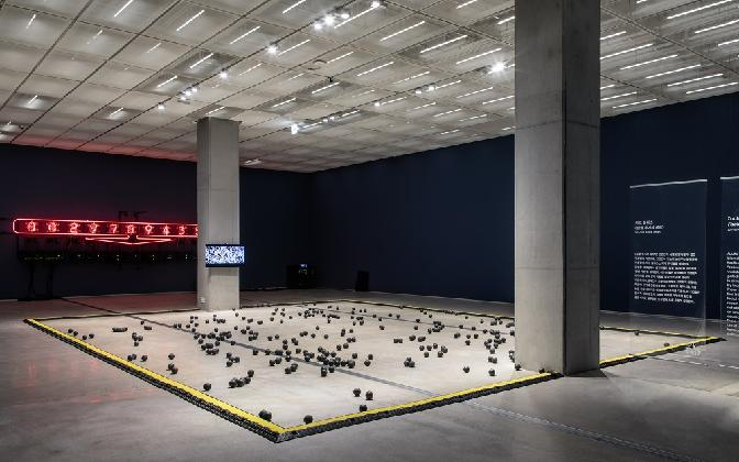 Chris Shen, Phase Space360, 2018, 360 robot cleaning balls, TV monitor, Live camera, 1200×900cm 
