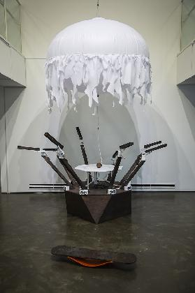 김동현, 널리 알려진 사실_한때 쉬웠던 어려운것, 2019, 나무, 철+알루미늄, 지그비+센서, 서보모터, 아두이노, 150 × 150 × 300 cm  