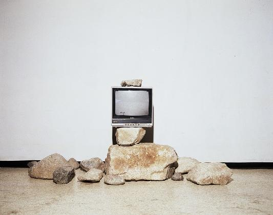 박현기, <무제>, 1979, 돌(14개), 모니터(1대), 120x260x260cm, 국립현대미술관 소장