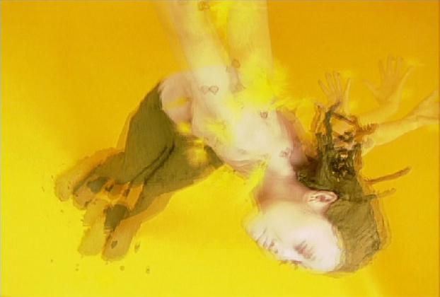 이윰, <노란 깃털>, 1998, 단채널 비디오, 컬러, 사운드, 4분 31초, 국립현대미술관 소장