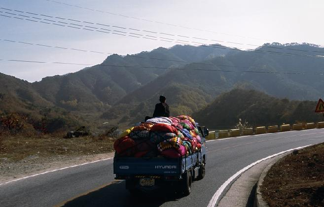 김수자, <떠도는 도시들-2727km 보따리 트럭>, 1997, 11일 간의 여정으로부터의 단채널 퍼포먼스 비디오, 무음, 7분 3초, 작가 소장
