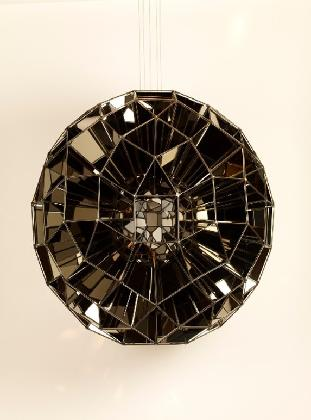 올라퍼 엘리아슨(Olafur Eliasson), <사각구체>, 2007, 스테인리스 스틸 거울과 황동, 삼성미술관Leeum