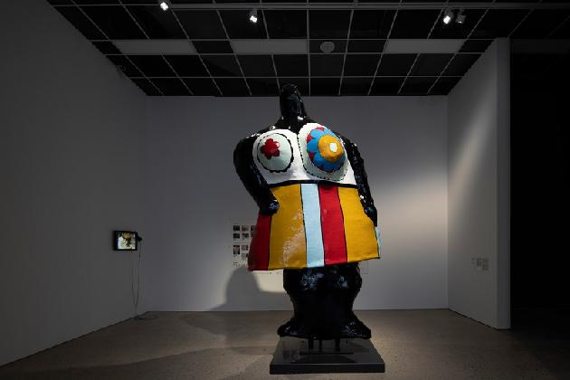 Niki De SAINT PHALLE(1930-2002), Black Nana(Lara), 1967, Color on polyester, 291×172×100㎝