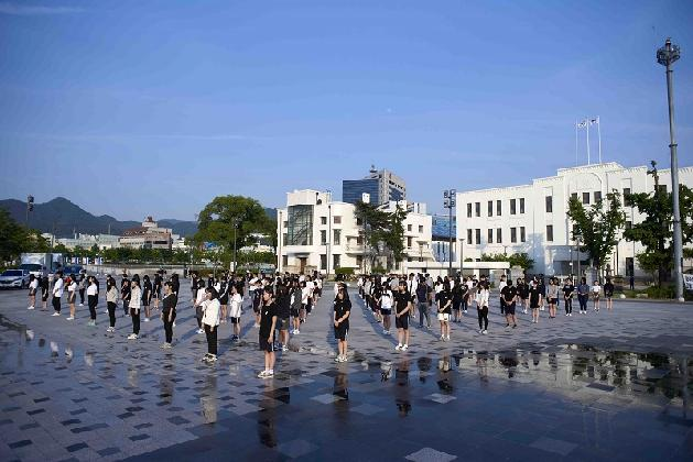 Isaac Chong Wai, One Sound of the Futures, 2016. Performance at Democracy Square in Gwangju