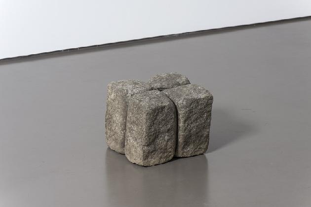 <무제>, 1974, 돌, 철사, 29x35x32cm, 작가소장