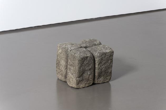Untitled, 1974, Stone, wire, 29x35x32cm, Courtesy of the artist 