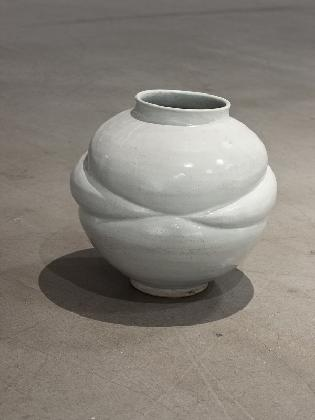 Tied White Porcelain, 1975, Porcelain, 33.5x34.5cm, Obayashi Collection