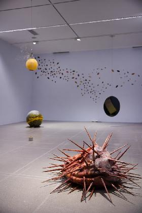 Yoon Jiyoung, 〈Yellow Blues_..〉, 2021, Ash tree, maple tree, latex, silicone, etc, 85x130x130cm