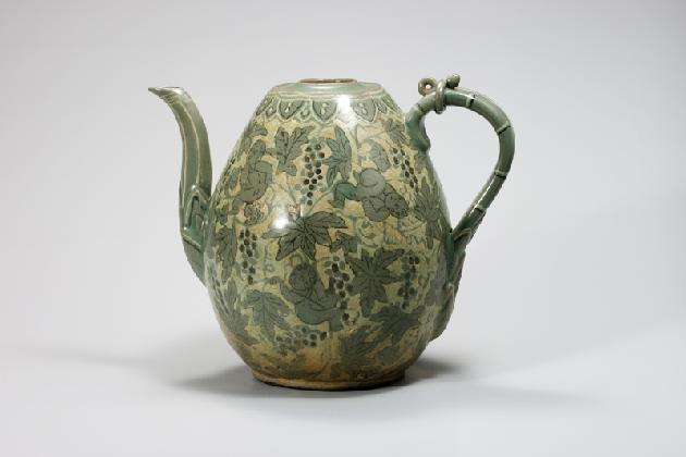 〈Celadon Ewer with Grape and Child Design〉