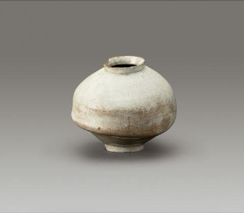 〈Large White Porcelain Jar〉, Joseon Dynasty, H. 29.9cm, Diam (body) 33.5cm, private collection