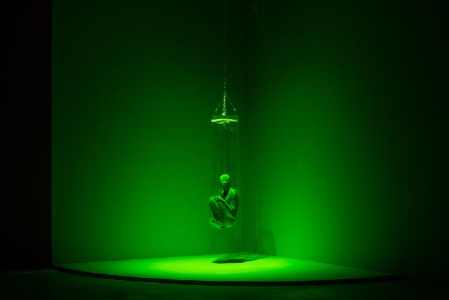 김상진,〈Chroma Key Green〉, 2021, 레진, 투명우레탄비닐, 크로마키 슈트, 160×45×45cm(사진: 홍철기)