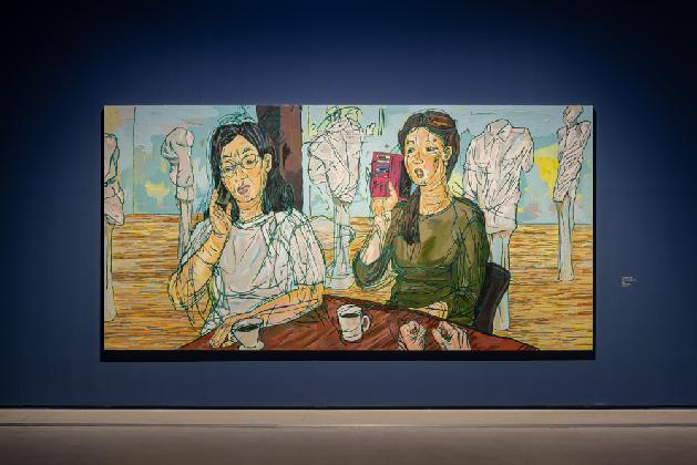 방정아,〈전시중입니다만〉, 2021, 캔버스에 아크릴릭, 200×400cm(사진: 홍철기)