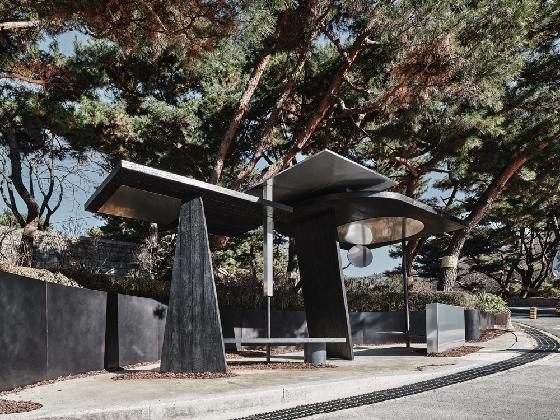 다이아거날 써츠, <쓸모없는 건축과 유용한 조각에 대하여>, 설치 전경, 2021 ⓒ박수환