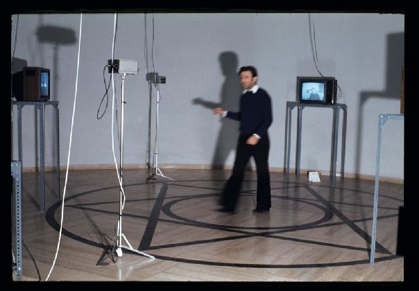 페터 바이벨, ‹관찰을 관찰하기: 불확실성›, 1973, 폐쇄회로 비디오 설치, © 페터 바이벨 아카이브., 사진: 베르너 슐츠