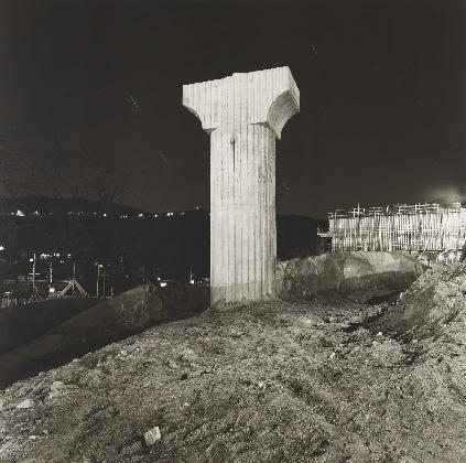 홍일, ‹기둥 3›, 1996, 종이에 젤라틴실버프린트, 79.5×80.3cm. 국립현대미술관 소장