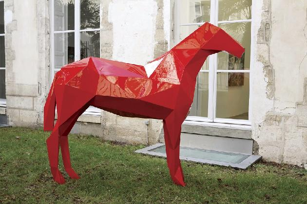 자비에르 베이앙, ‹말›, 2007, 스틸에 붉은 페인트 200×260×60㎝