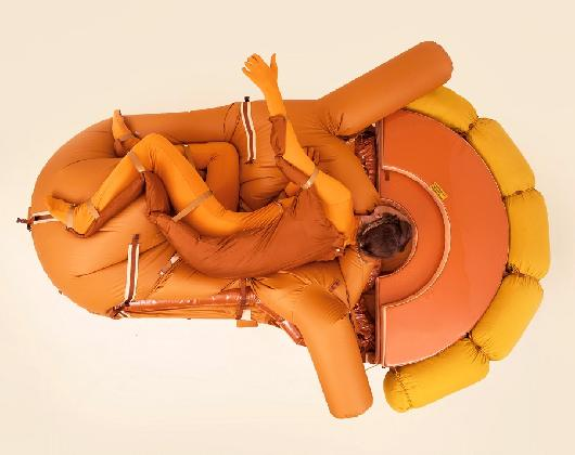 Lucy McRae, ‹Solitary Survival Raft 34.0549°N, 118.2426°›, 2020, Courtesy of the artist.