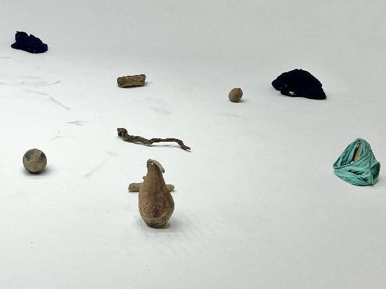 이제, ‹미래 기억: 토기 이야기›, 2024, 2채널 비디오, 캔버스에 유채, 가변 크기