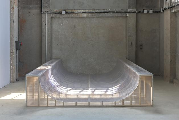 로사리오 아니나트, ‹Hands on a hardbody(1/3)›, 2023, 폐포 폴리카보네이트 판, 목재, 600 × 280 × 70 cm