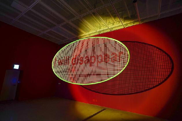 KIM Sangjin, ‹I will disappear›, 2021, Urthane paint on stainless steel, LED light, 400x204x5cm 