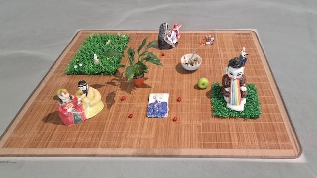 마리아 팝 티마루, ‹Blending over dinner›, 2024, 도자에 유약, 레디메이드 오브제, 150 × 190 × 35 cm. 
