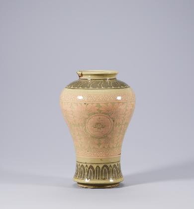 Korean Research Center of Ceramic Arts Ware(Yoo Keunhyung), ‹Celadon Bottle with Incised Peony Design›, late 1950s, Incised on celadon clay, 23×15.5×15.5cm, Haegang Goryeo Celadon Research Institute Collection