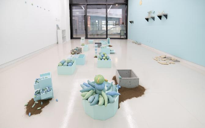 Kim Jin, ‹Sense of the Earth›, 2023, Porcelain clay (slip-casting, stain), a thread that failed while knitting, Dimensions variable, Courtesy of the Artist