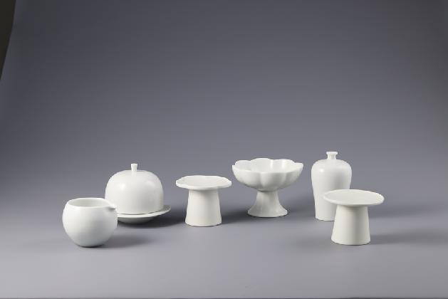 Moondobang, ‹Sauce Bowl, Sori Case, Flower Shaped Tray, Flower Shaped Bowl, Small Bottle, Round Shaped Tray›, 2020s, Porcelain clay, 6.5×8×8, 9×11.7×11.7, 7×9×9, 8×11.5×11.5, 11×7×7, 7×9×9cm, Courtesy of the Artist