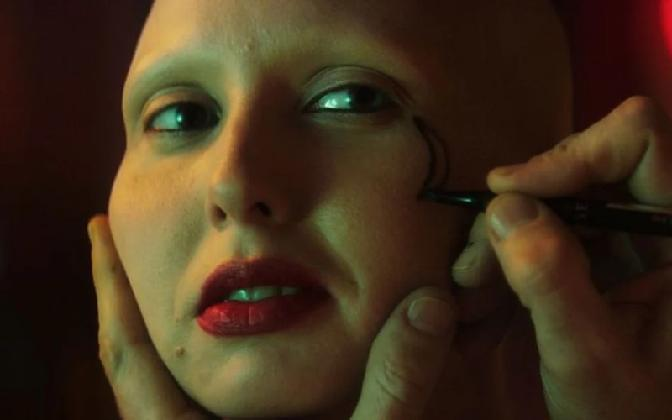 크비에쿨리크_여배우 얼굴 위의 게임_1971_3분