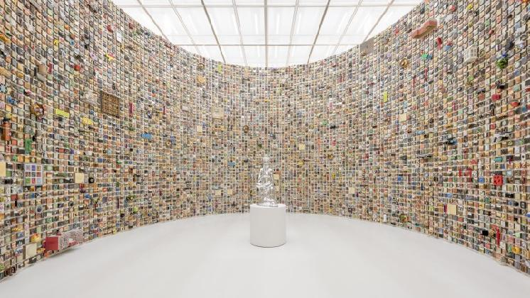 강익중(1960-), ‹삼라만상›, 1984-2014, 패널에 혼합재료, 오브제, 콜라주, 동에 크롬 도금, 가변설치 (반가사유상: 92×33×33, 패널: 50×50×10cm(400))