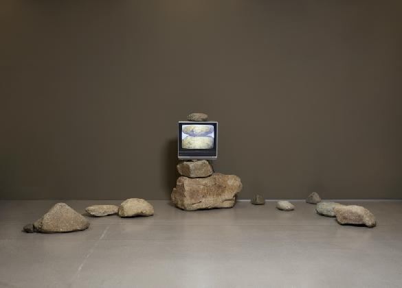PARK Hyunki(1942-2000), ‹Untitled›, 1979, Stone(14pieces) and monitor(1piece), 120×260×260cm. 