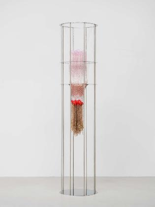 최성임, ‹몸집›, 2025, 스테인리스 스틸, 모노필라멘트, 실, 비즈, 60 × 60 × 270 cm.