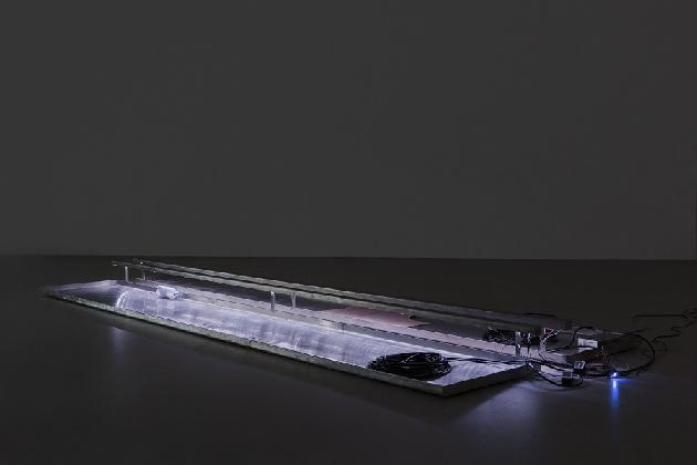 테오돌로스 폴리비우, ‹우리는 여전히 열린 회로 속에 있다›, 2025, 박물관 진열장, 환경 센서 데이터, ESP32, 혼합매체, 가변설치.