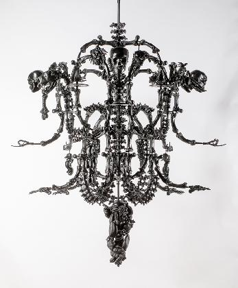 AI Weiwei(1957- ), ‹Black Chandelier›, 2017-2021, Glass, metal parts, 240×185×185cm, ed. 2/4, © Ai Weiwei Studio; Courtesy of Ai Weiwei Studio