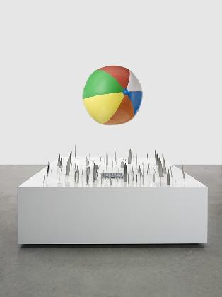 ‹The Fragility of Love›, 2000, Painted MDF, steel, knives, air blower and beach ball, 74.5 × 249.5 × 249.5 cm. Private Collection. © Damien Hirst and Science Ltd. All rights reserved, DACS 2026. Photographed by Prudence Cuming Associates