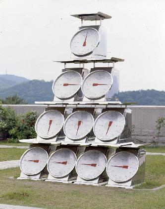 KWAK Duckjun, ‹Ten Scales›, 1988, Scales, 400×300×85 cm. MMCA Collection.