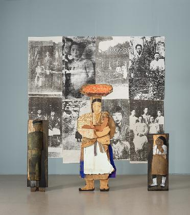 윤석남, ‹어머니 2-딸과 아들›, 1992, 나무에 아크릴릭 물감과 파스텔, 한지에 사진 복사, 170x180cm