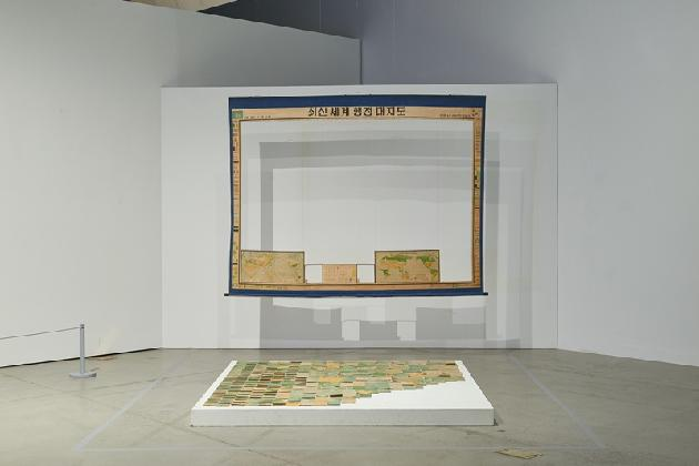 Sung Neung Kyung, ‹An Upside-Down Map of the World›, 1974, Object, world map, 166.5 × 212 cm, 136 × 196.5 cm. Seoul Museum of Art Collection. Courtesy of the Artist and Seoul Museum of Art.