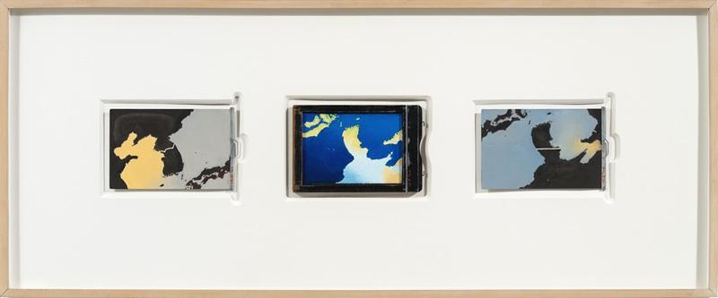 Tchah-Sup Kim, ‹Right Direction (Triptych)›, 1988, Oil paint on view camera film holder, 21.7 × 43 cm. Artist’s Estate Collection. Courtesy of Gallery Hyundai.