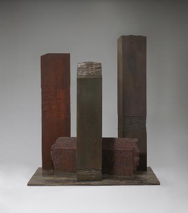 전국광,‹매스의 비(碑)›, 1981, 동합금, 나무(좌대: 철), 147×127×100㎝