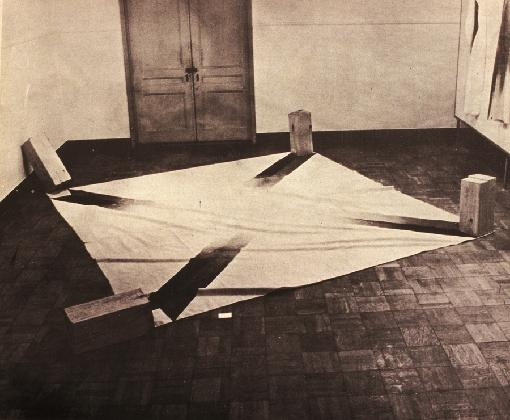 박석원, ‹적-응력›, 1972, 나무, 천에 유화물감, 332x358x64cm, 국립현대미술관 소장