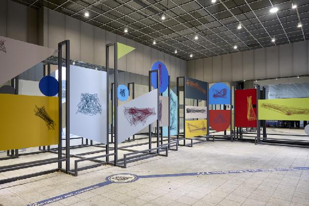 로와정, ‹패시지›, 2026, HPL 합판에 CNC 타공 및 끈 자수, 거울, 철에 도장